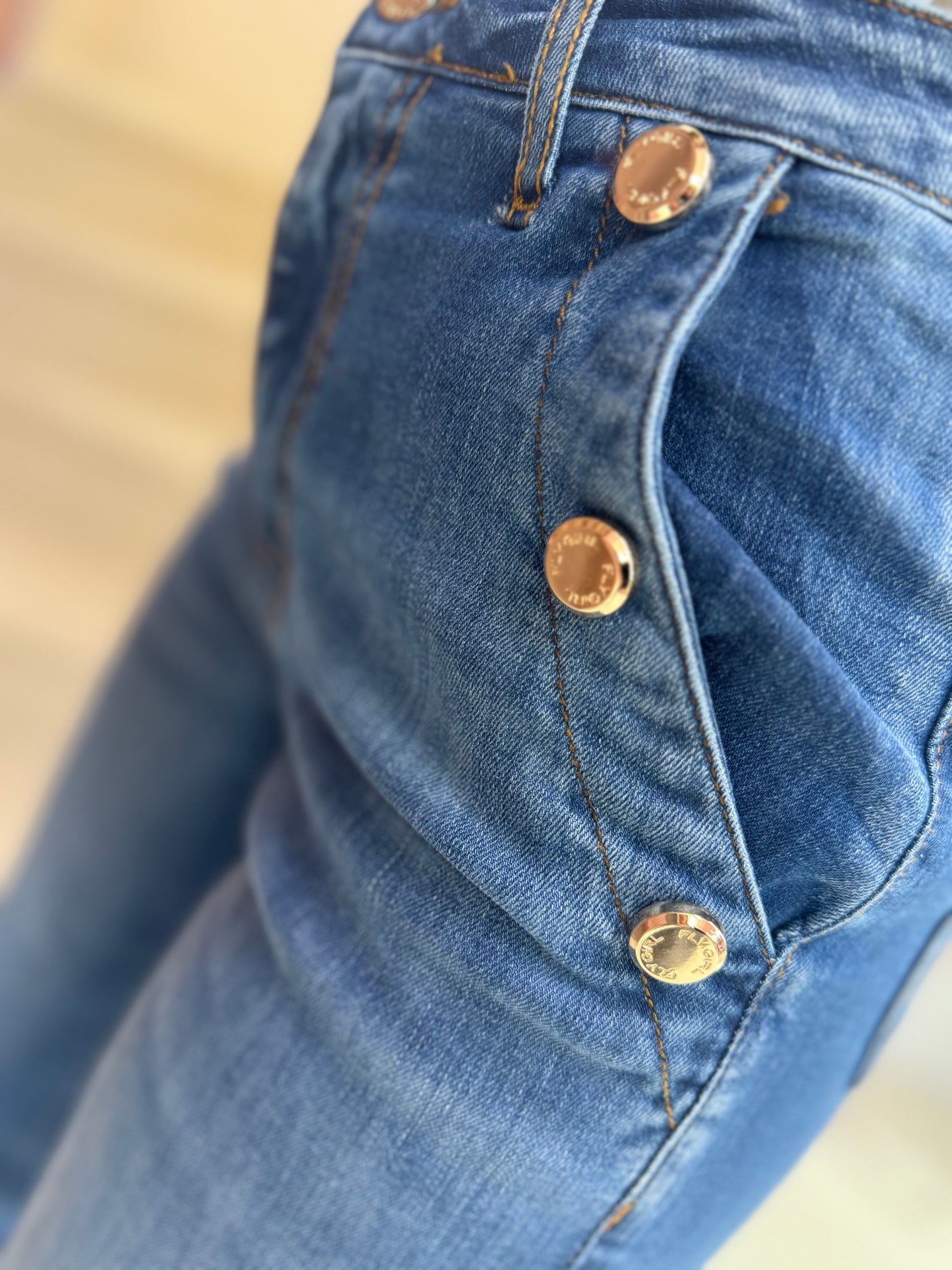 Jeans con bottoni a palazzo