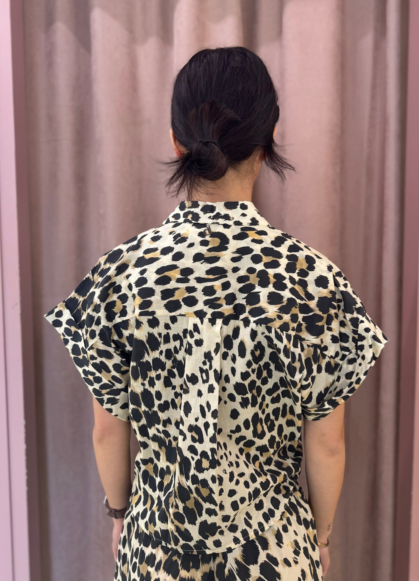 Camicia aperta con bottoni