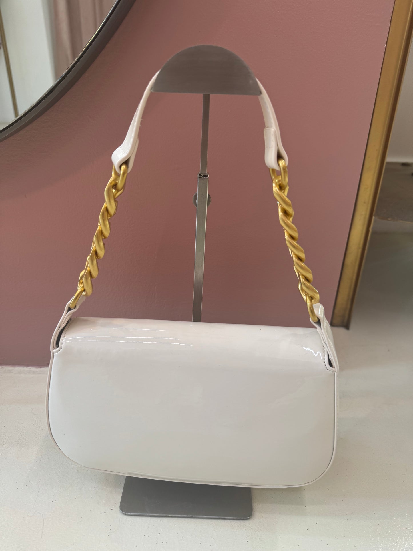 Borsa a spalla con catena bianco lucido
