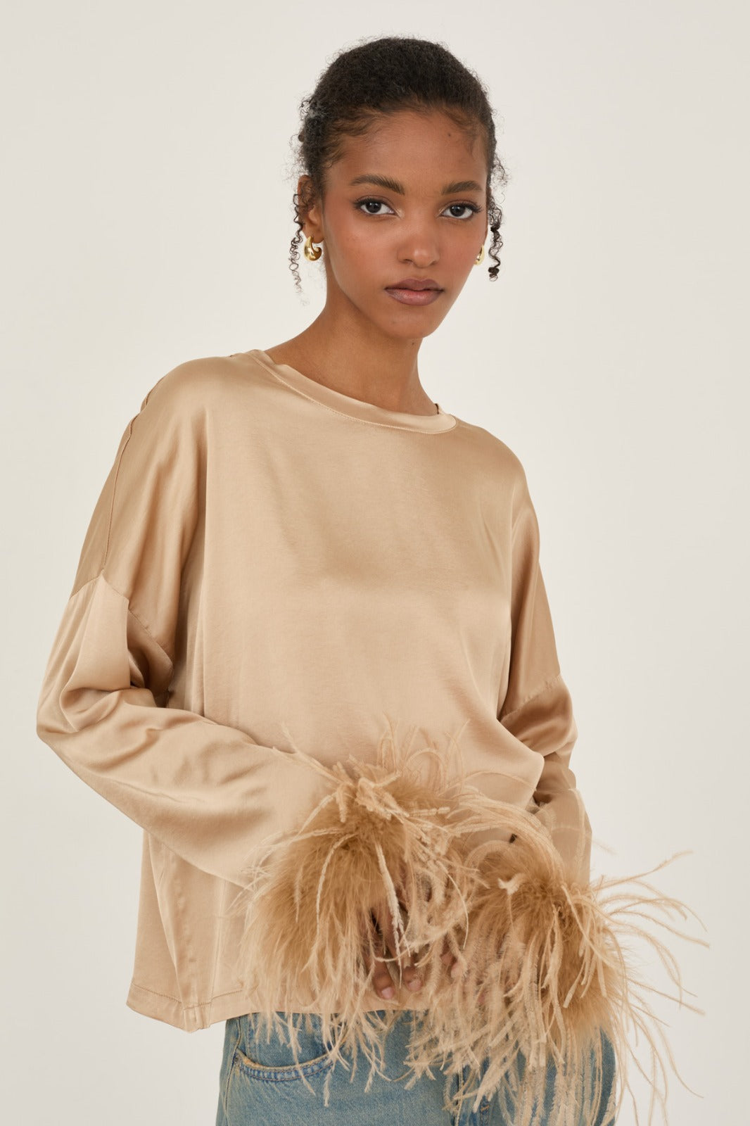 Blusa in raso con piume